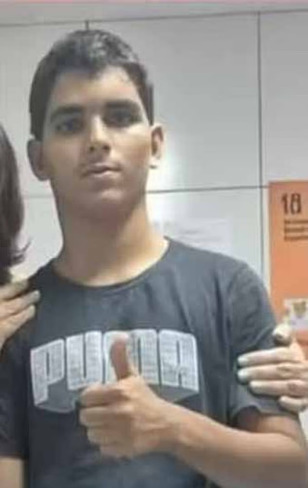 巴西男子在动物园翻墙闯狮舍,落地瞬间被母狮咬死 巴西男子在动物园翻墙闯狮舍,落地瞬间被母狮咬死